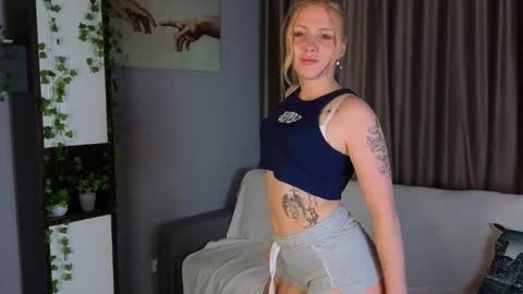 Snapshot of cleverblond chatting on October 21, 2:43 pm Alexandra online show from October 21, 2:43 pm