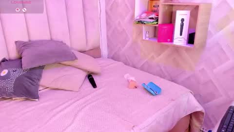 clhoe_johnson_ online show from November 18, 1:03 pm