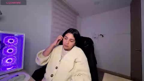 cloe small online show from March 19, 4:40 am