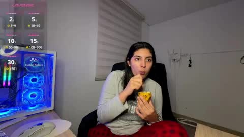 cloe small online show from April 24, 4:25 am