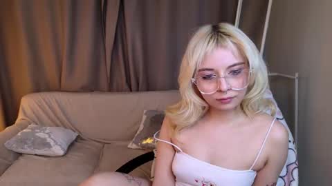 Mia online show from March 7, 10:02 am