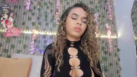 coralineross_ online show from November 15, 11:28 pm