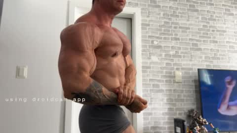 couplemuscle40 online show from December 22, 2:13 pm