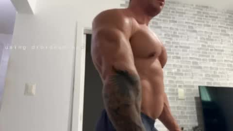 couplemuscle40 online show from May 7, 11:28 am