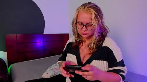 Snapshot of crazy_cakes_ chatting on December 3, 10:01 pm Lexie  Rose  online show from December 3, 10:01 pm