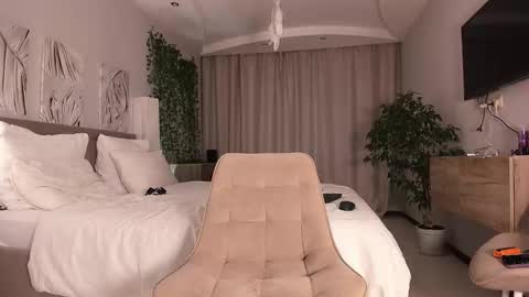 ALEXA AND WALLY online show from December 19, 8:32 am