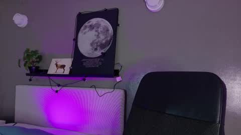 Nicole  Connection time 220pm-910pmCol online show from December 15, 7:32 pm