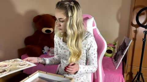 Cristen online show from April 1, 3:42 pm