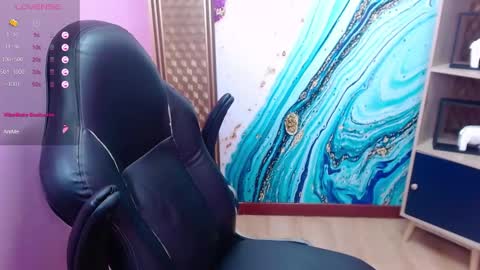 I AM CRYSTAL online show from November 12, 9:06 pm