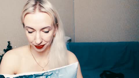 Snapshot of cute_smile_shy chatting on January 8, 4:23 am cute_smile_shy online show from January 8, 4:23 am