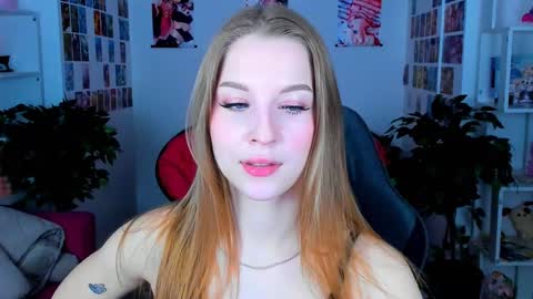 Snapshot of cutemousee chatting on December 22, 8:38 am Rina online show from December 22, 8:38 am