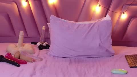 cutepetitee online show from March 15, 12:15 am