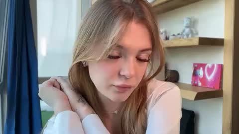 Im Emi streaming with my friend Reyna today online show from June 18, 10:31 am