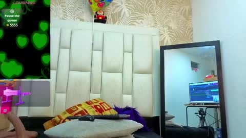 daffnelewis online show from April 9, 11:16 am