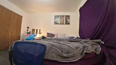 dahliawolf online show from April 13, 4:50 am