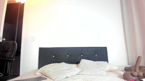 Daila Smith  online show from March 31, 8:48 am