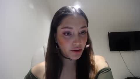 IG  dakotasofiaa online show from May 5, 1:01 am