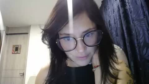 IG  dakotasofiaa online show from March 5, 1:42 am