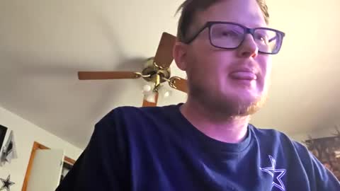 Snapshot of danielp_mod_cb chatting on October 22, 11:06 pm Daniel    y. online show from October 22, 11:06 pm