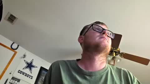 Snapshot of danielp_mod_cb chatting on September 10, 10:00 pm Daniel    y. online show from September 10, 10:00 pm