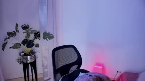 Snapshot of danna_stewart chatting on February 18, 1:32 am Paulina online show from February 18, 1:32 am