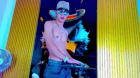 dante_brown1 online show from October 9, 12:38 am