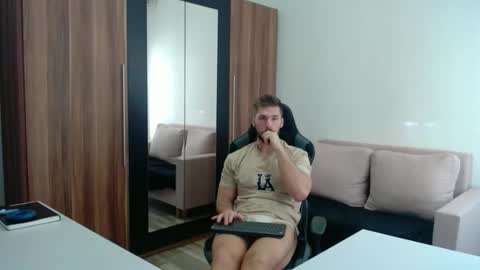 darius_94 online show from March 19, 7:25 am