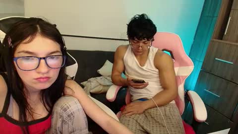 darkpleasuress online show from November 10, 7:00 am