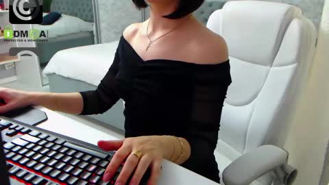 Snapshot of dear_ellisse chatting on February 16, 9:48 am Elly online show from February 16, 9:48 am