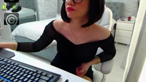 Snapshot of dear_ellisse chatting on February 26, 9:44 am Elly online show from February 26, 9:44 am