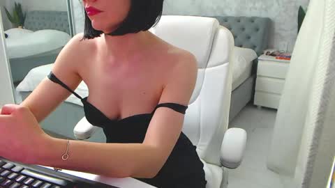 Elly online show from June 7, 10:53 am