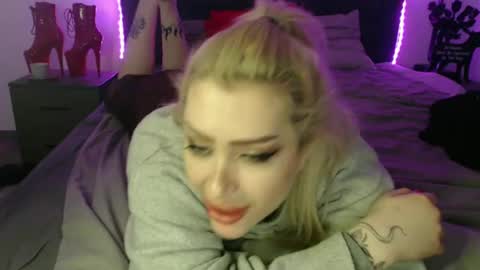 Snapshot of deewhitee chatting on December 21, 5:18 pm Jenna online show from December 21, 5:18 pm