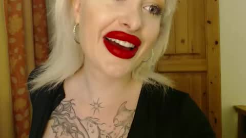 Snapshot of deewhitee chatting on October 1, 9:35 pm Jenna online show from October 1, 9:35 pm