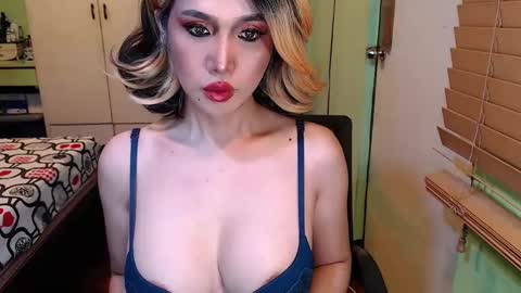 Snapshot of deliciosats chatting on February 26, 2:19 am Mercedes online show from February 26, 2:19 am