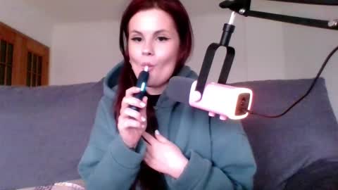 dellacrush_ online show from March 10, 3:20 pm