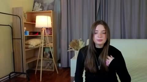 Snapshot of dessiehollembaek chatting on October 28, 1:12 pm kristine online show from October 28, 1:12 pm