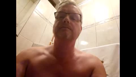 dirkkie1975 online show from April 15, 10:21 pm