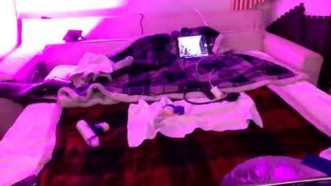 Izzy Knyx online show from December 22, 4:30 am