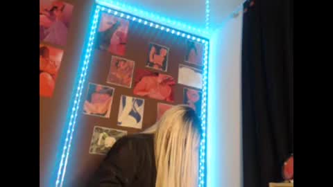 doeschi_fox online show from April 22, 3:24 am