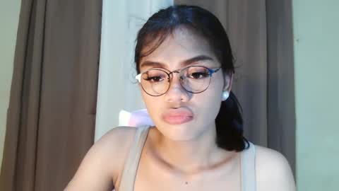 Snapshot of dolly_angel2 chatting on December 7, 1:30 am dolly_angel2 online show from December 7, 1:30 am