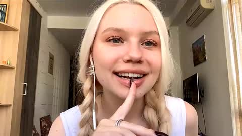 Snapshot of donnettakeblish chatting on October 17, 11:25 am Stella online show from October 17, 11:25 am