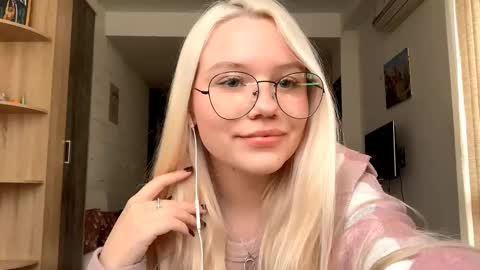 Snapshot of donnettakeblish chatting on October 19, 12:43 pm Stella online show from October 19, 12:43 pm