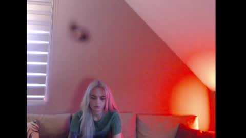 A girl online show from December 19, 8:21 am