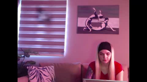 A girl online show from January 27, 8:07 am