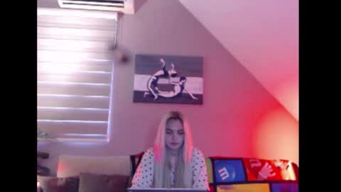 A girl online show from November 26, 8:33 am