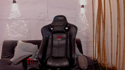 cris online show from February 13, 3:14 pm