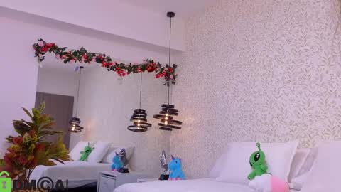 dulce_isabel_ online show from May 18, 4:07 am