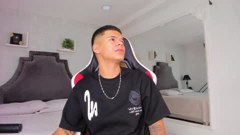 dylanroyce_ online show from June 3, 2:33 pm