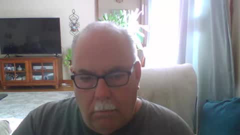 earl52 online show from October 1, 7:02 pm