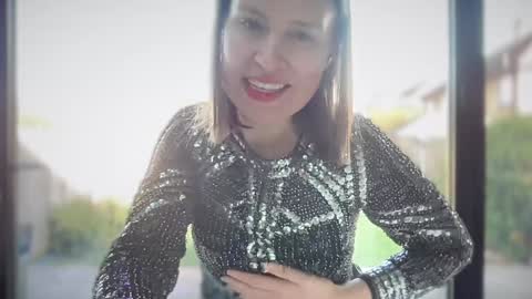 Nadia Ferreira  online show from February 5, 1:22 pm